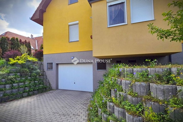 Eladó téglalakás, Győrött 93 M Ft, 4 szobás