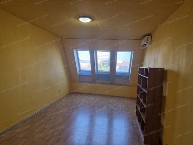 Eladó téglalakás, Szolnokon 26.25 M Ft, 1 szobás