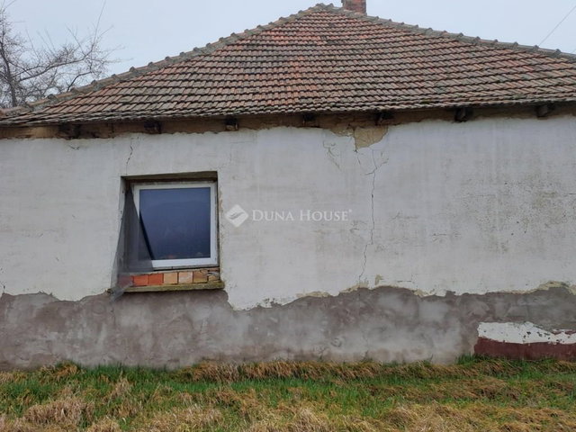 Eladó családi ház, Csikérián 1 M Ft, 2 szobás