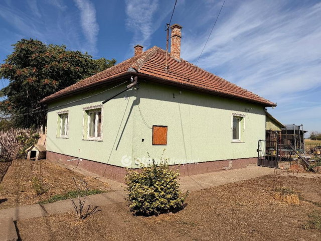 Eladó családi ház, Törtelen 31.9 M Ft, 2 szobás
