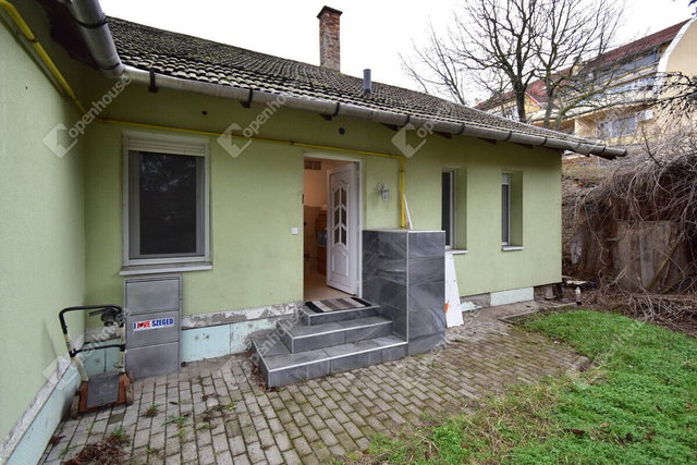 Eladó téglalakás, Szegeden 32 M Ft, 2 szobás