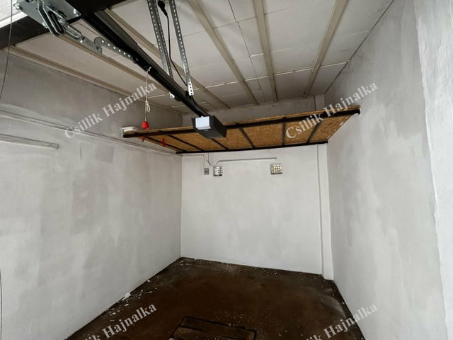 Eladó garázs, Szolnokon, Csokonai úton 10.5 M Ft