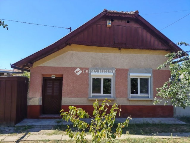 Eladó családi ház, Tótkomlóson 11 M Ft, 2 szobás