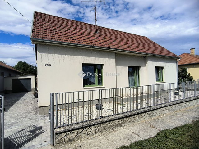 Eladó családi ház, Nagybajcson 99 M Ft, 4 szobás