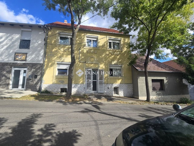 Eladó családi ház, Pécsett, Katalin utcában 165 M Ft
