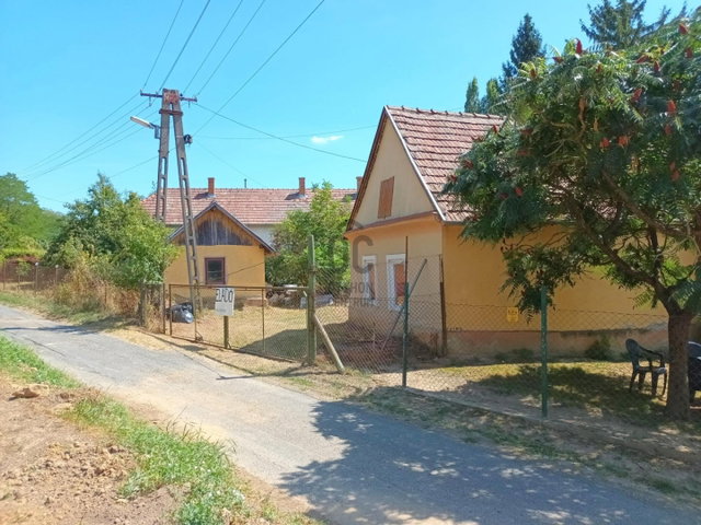 Eladó családi ház, Zalaszentgróton 9.9 M Ft, 2 szobás