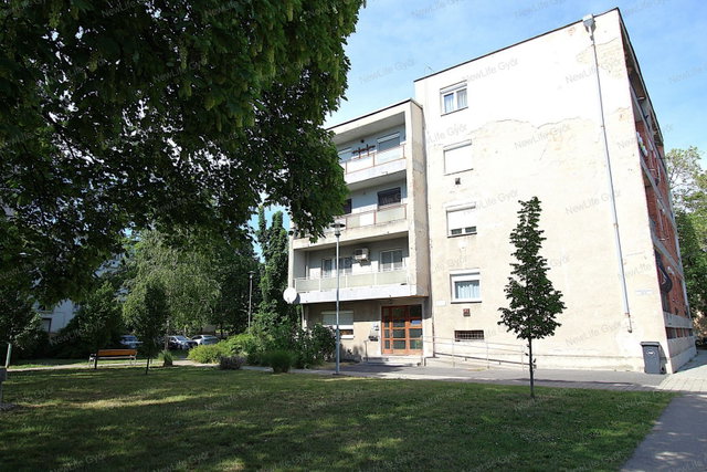 Eladó téglalakás, Győrött 35.7 M Ft, 1 szobás