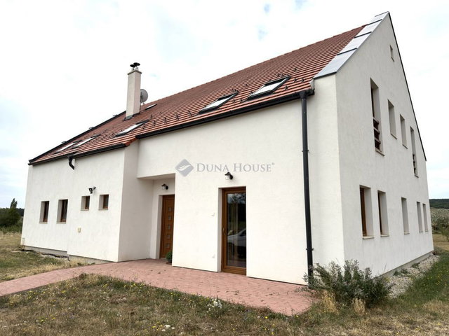 Eladó családi ház, Pécselyen 299 M Ft, 6 szobás