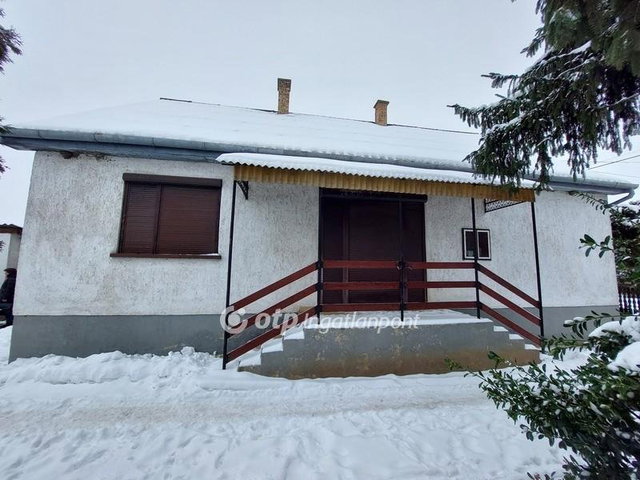 Eladó családi ház, Tiszakarádon 11.8 M Ft, 3 szobás