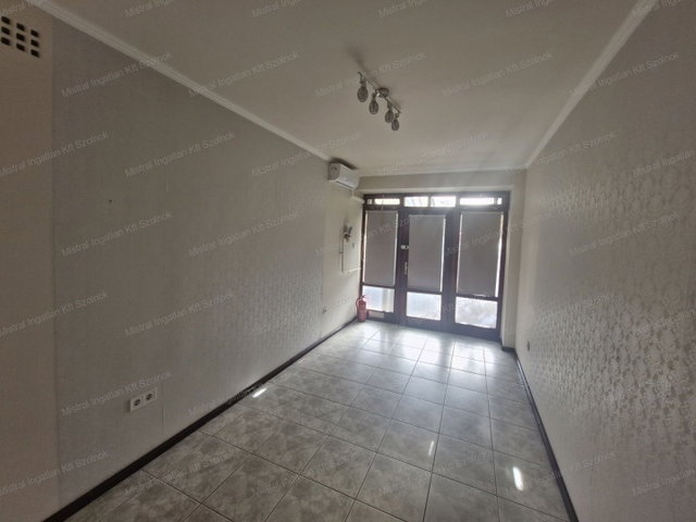 Eladó üzlethelyiség, Szolnokon 19 M Ft, 1 szobás
