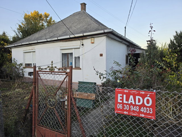 Eladó családi ház, Baracskán 49.9 M Ft, 2 szobás