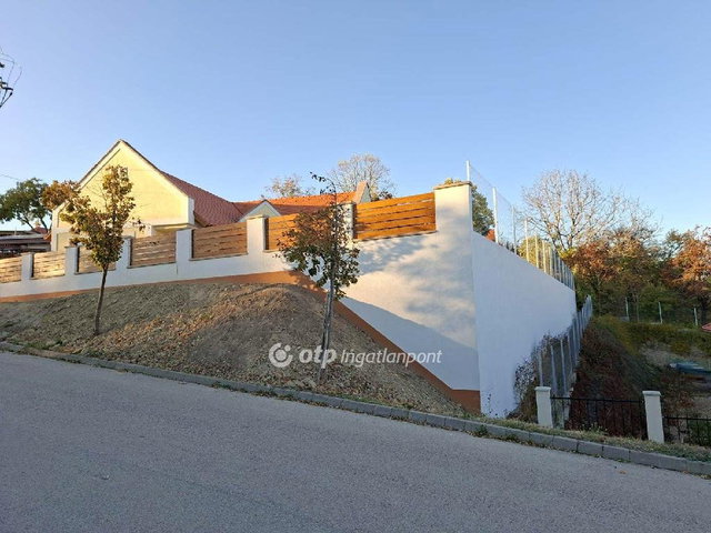 Eladó családi ház, Rácalmáson 150 M Ft, 4 szobás