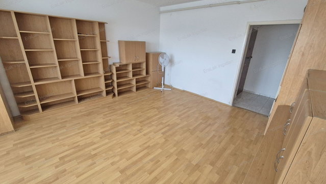 Eladó panellakás, Mosonmagyaróváron 55.55 M Ft, 3 szobás