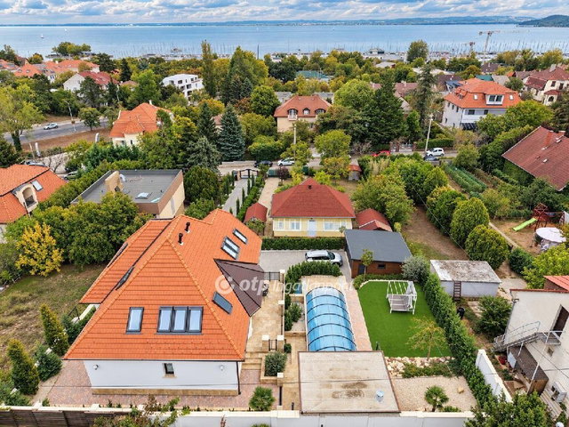 Eladó családi ház, Balatonfüreden 949 M Ft, 6 szobás