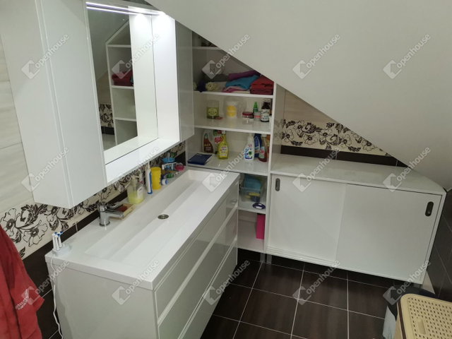 Eladó családi ház, Komáromban 180 M Ft, 8 szobás