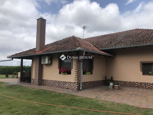 Eladó mezogazdasagi ingatlan, Szankon, Béke utcában 150 M Ft