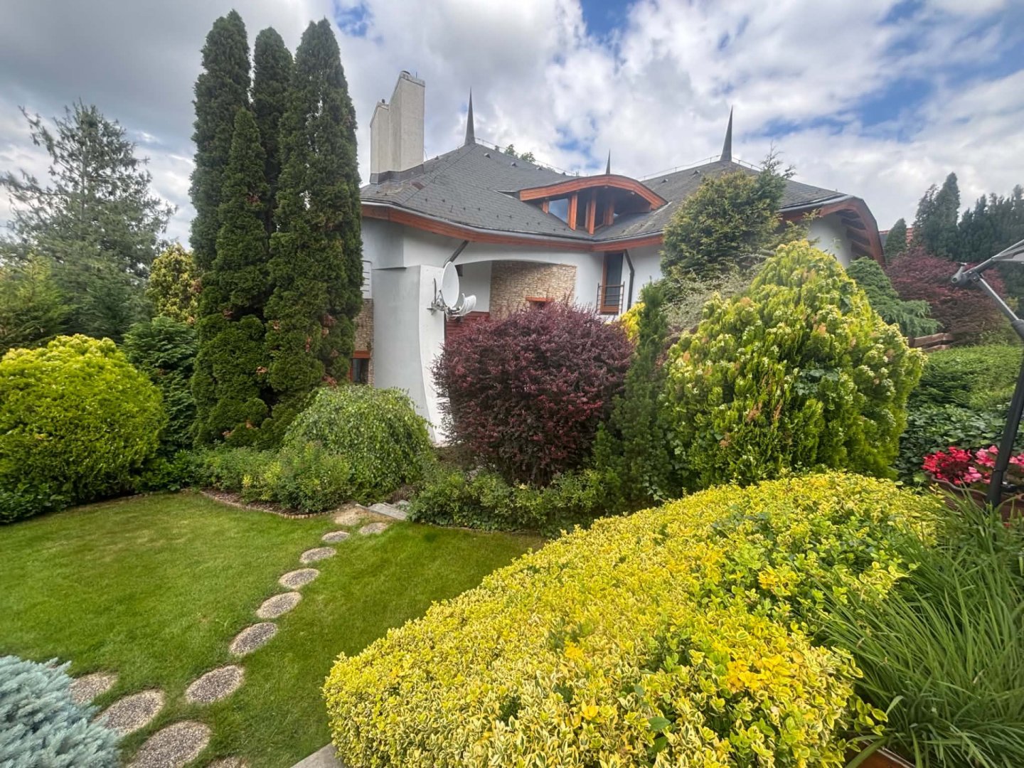 Családi ház · 5 hálószoba · 360 m² · 385.000.000 Ft