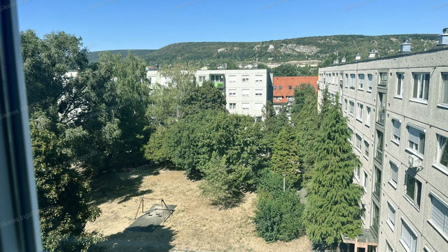 Eladó panellakás, Tatabányán 47.9 M Ft, 2+1 szobás
