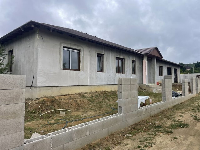Eladó családi ház, Szadán 265 M Ft, 6 szobás