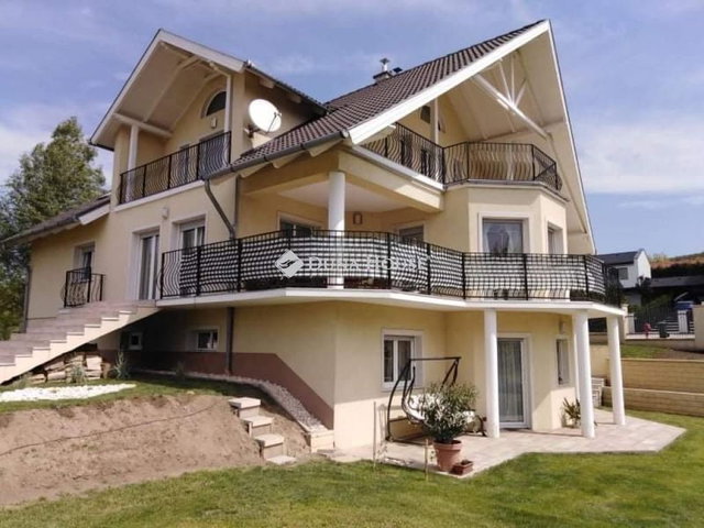 Eladó családi ház, Telkin 359 M Ft, 8 szobás