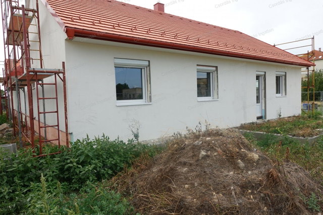Eladó ikerház, Hajmáskéren 39 M Ft, 4 szobás