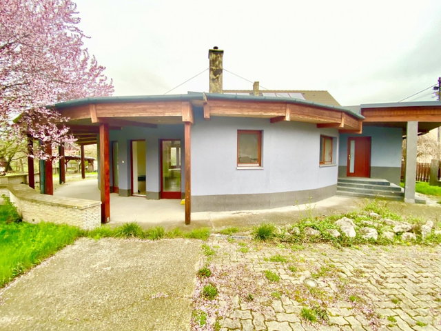 Eladó családi ház, Komáromban 70 M Ft, 7 szobás