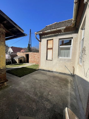 Eladó családi ház, Komlón 27 M Ft, 2 szobás
