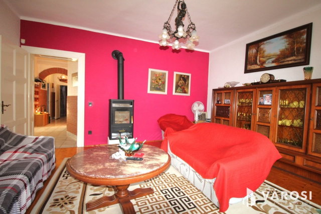 Eladó családi ház, Bőn 89.9 M Ft, 8 szobás