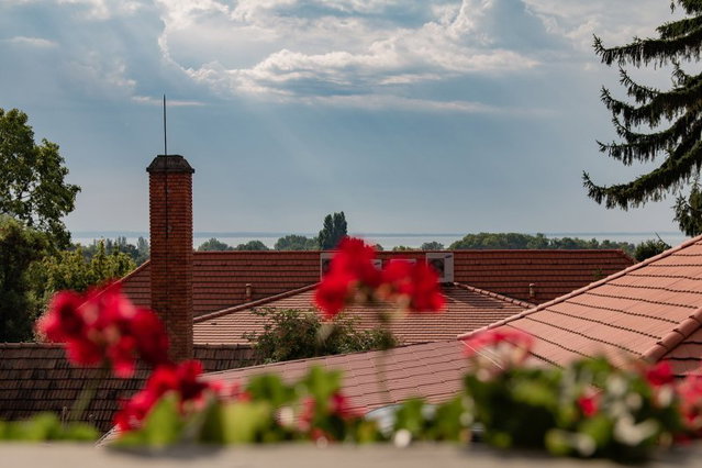 Eladó családi ház, Balatonalmádiban 249.99 M Ft, 13 szobás