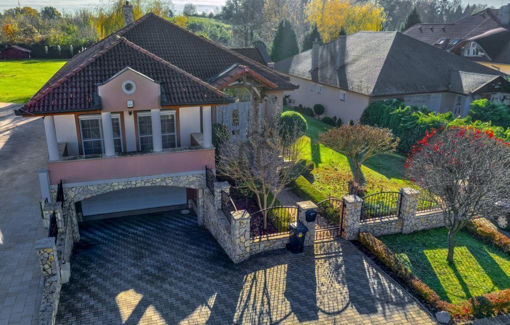 4 bed · 210m² · 155.000.000 ft