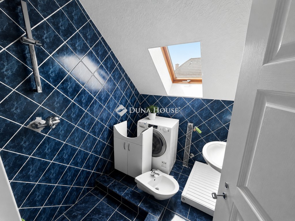 8 bed · 254m² · 89.900.000 ft