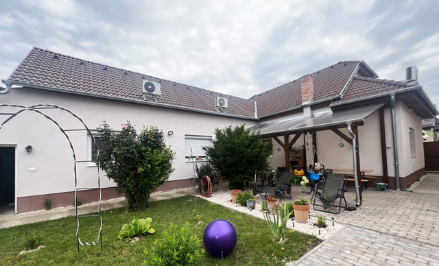 Eladó családi ház, Makón, Ibolya utcában 114 M Ft, 4 szobás