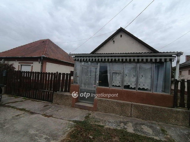 Eladó családi ház, Tabdin 19.9 M Ft, 4+1 szobás