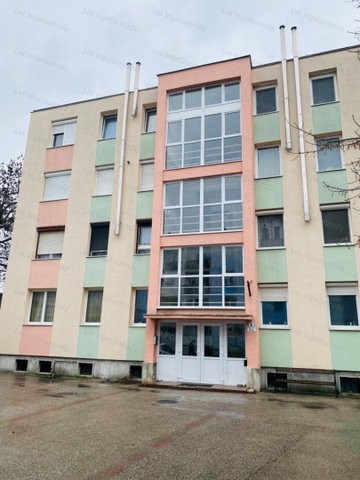 Eladó téglalakás, Komáromban 39 M Ft, 2 szobás