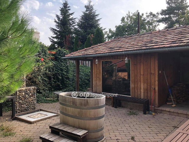 Eladó hotel, Velencén 990 M Ft / költözzbe.hu