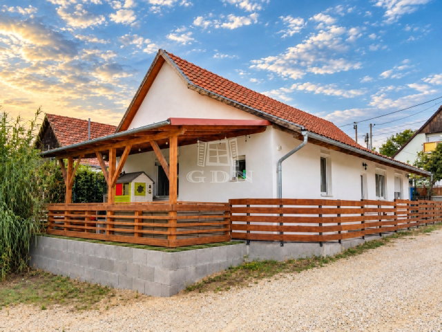 Eladó családi ház, Csömörön 74.9 M Ft, 2 szobás