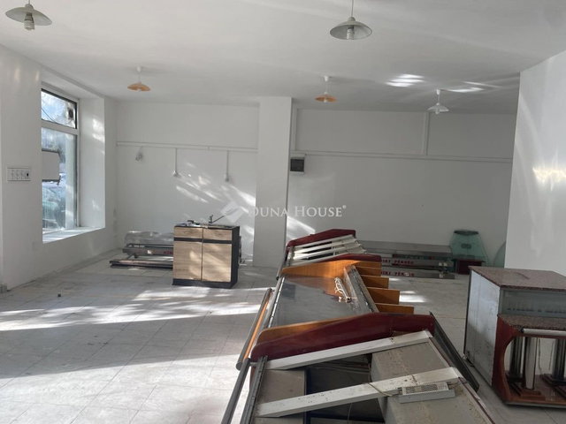 Eladó üzlethelyiség, Esztergomban, Kossuth Lajos utcában 60 M Ft