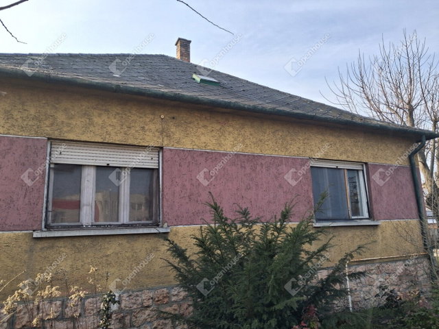 Eladó családi ház, Komáromban 78 M Ft, 3 szobás