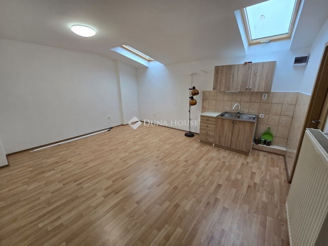 Eladó téglalakás, Veszprémben 29.9 M Ft, 1 szobás