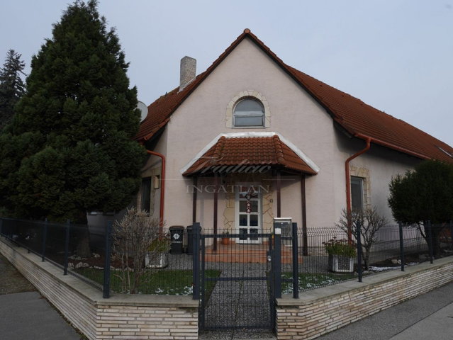 Eladó családi ház, Győrött 126 M Ft, 4 szobás