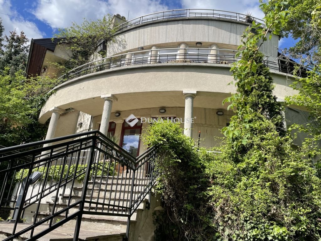 8 bed · 584m² · 740.000.000 ft