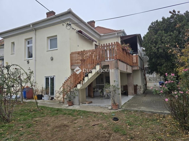 Eladó családi ház, Pécsett 119.9 M Ft, 6 szobás