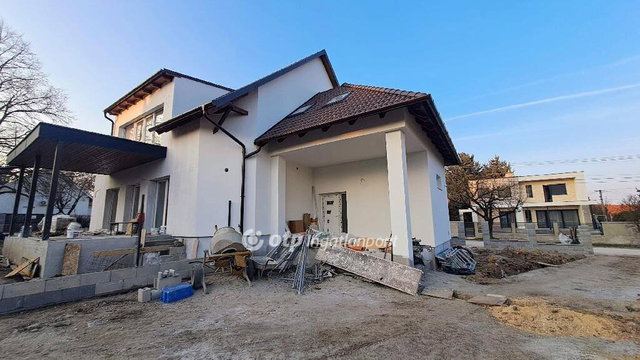 Eladó téglalakás, Balatonakarattyán 143.7 M Ft, 4 szobás