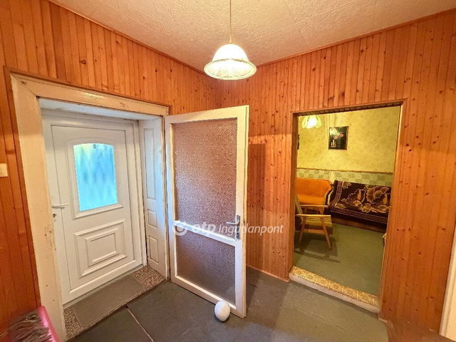 Eladó családi ház, Szentistvánon 10.9 M Ft, 2 szobás