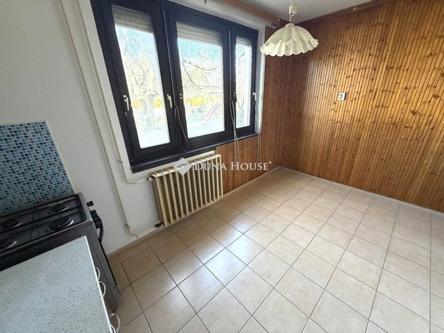 Eladó panellakás, Kecskeméten 59.5 M Ft, 3 szobás
