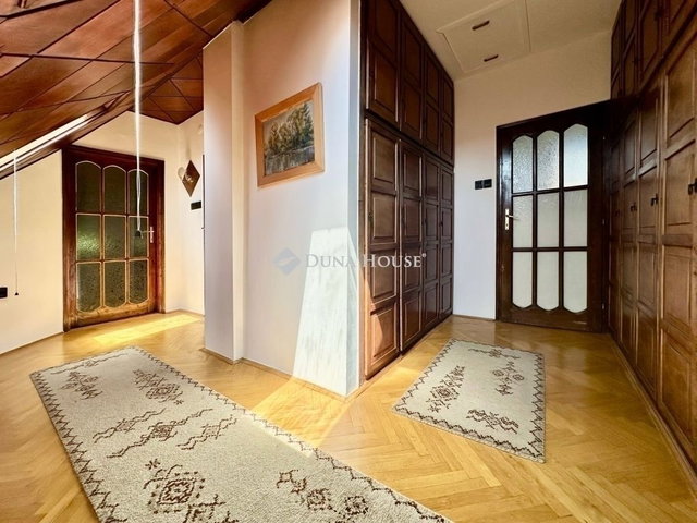 Eladó családi ház, Pécsett 139 M Ft, 6 szobás