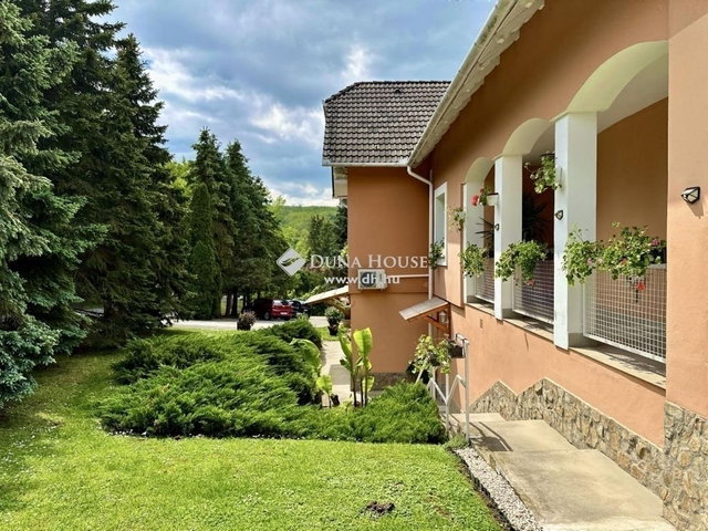 Eladó családi ház, Abaligeten 135 M Ft, 9 szobás