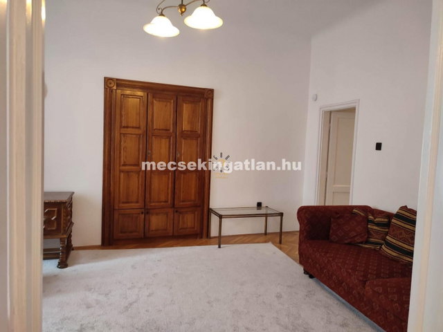 Kiadó téglalakás, albérlet, Pécsett, Király utcában, 2 szobás