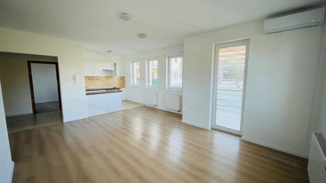 Kiadó téglalakás, albérlet, Komáromban 256 E Ft / hó, 4 szobás