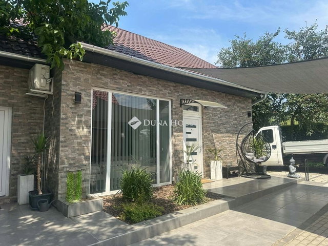 Eladó családi ház, Kerekin 189.9 M Ft, 10 szobás